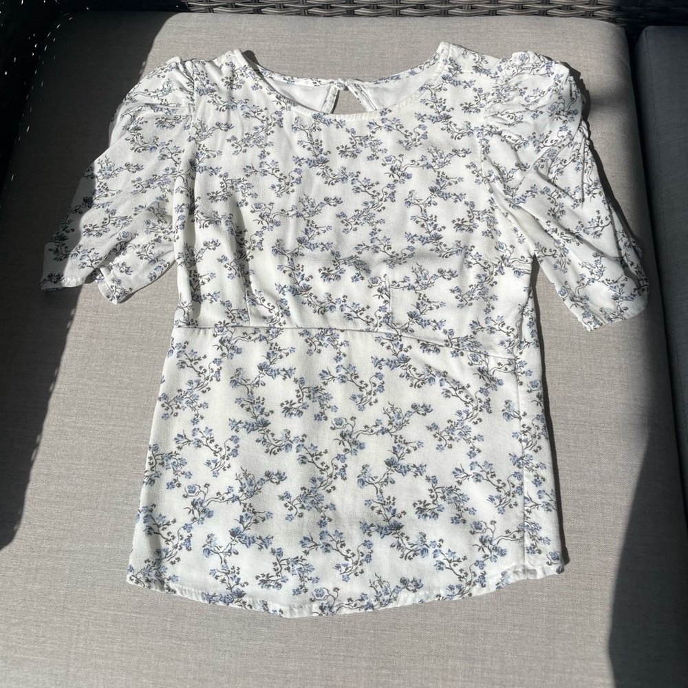 Abercrombie&fitch floral ruched sleeve top with upper back opening Size XXS